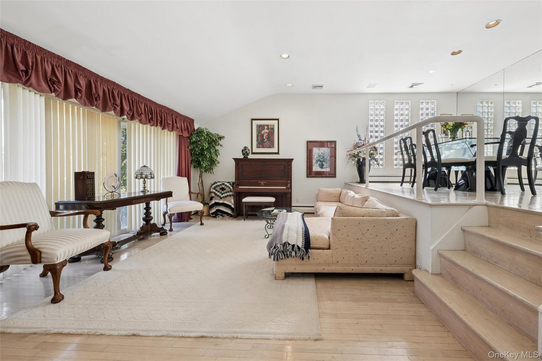 House in Merrick, New York, United States 3 - 18341066