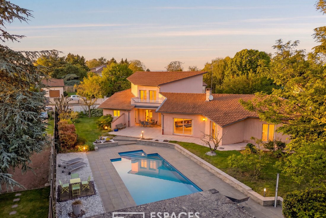 Villa in Chassieu le Bas, Chassieu, France 1 - 18367677