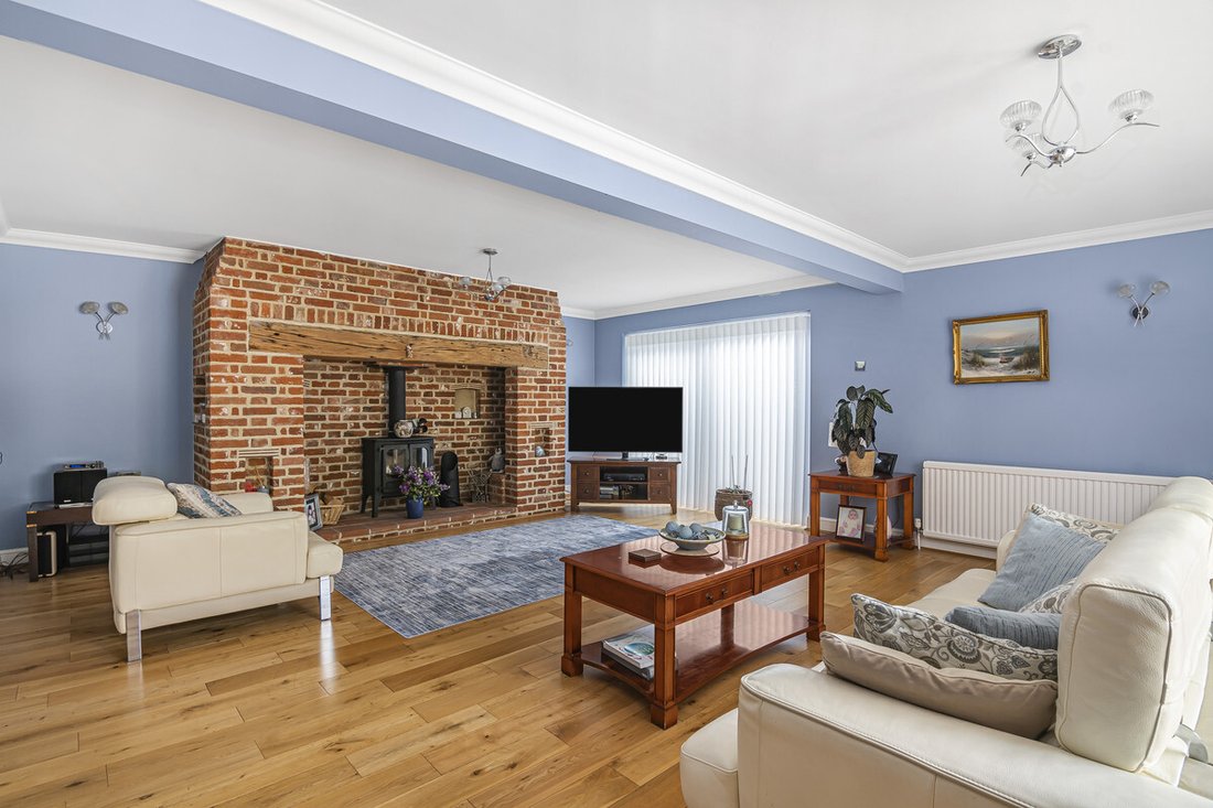 House in Stapleford Abbotts, England 4 - 18367208