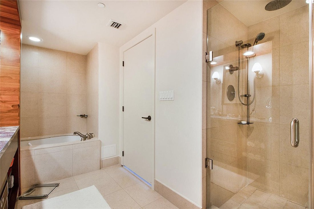 Condo in Miami Beach, Florida, United States 5 - 18371378