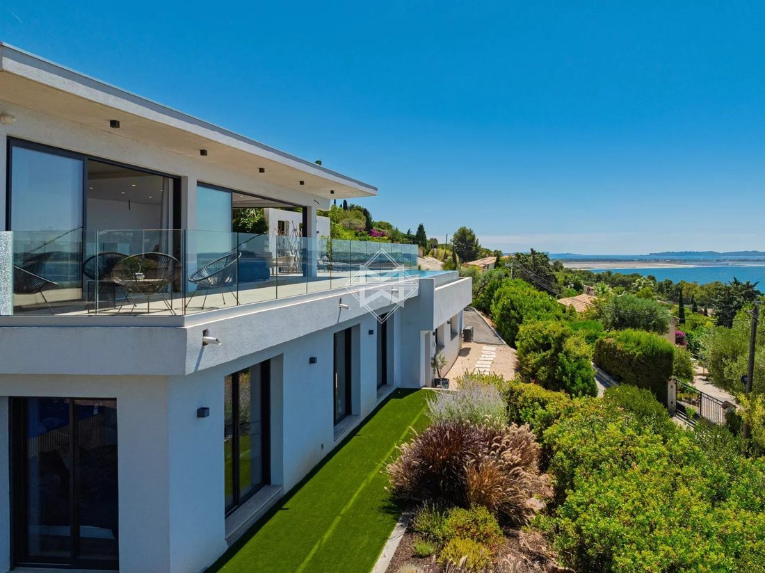 Villa in Carqueiranne, Provence-Alpes-Côte d'Azur, France 1 - 18371413