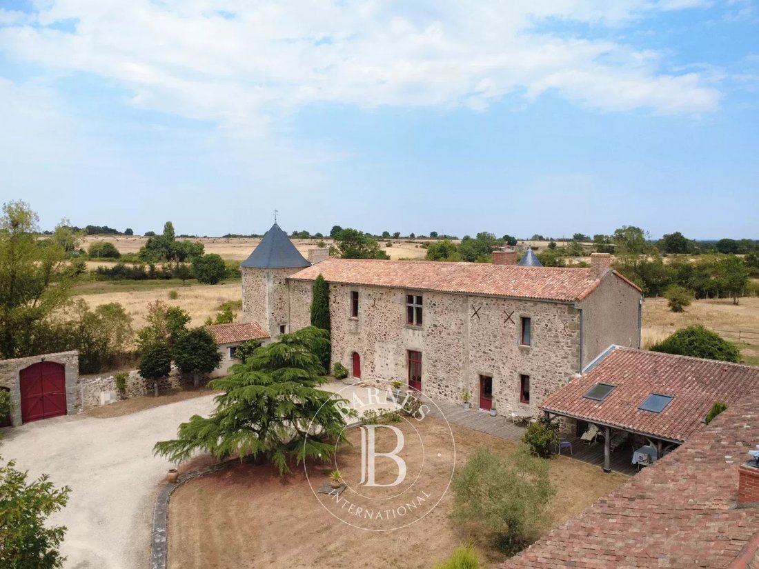 Estate in Coulonges-Thouarsais, Nouvelle-Aquitaine, France 2 - 16991024