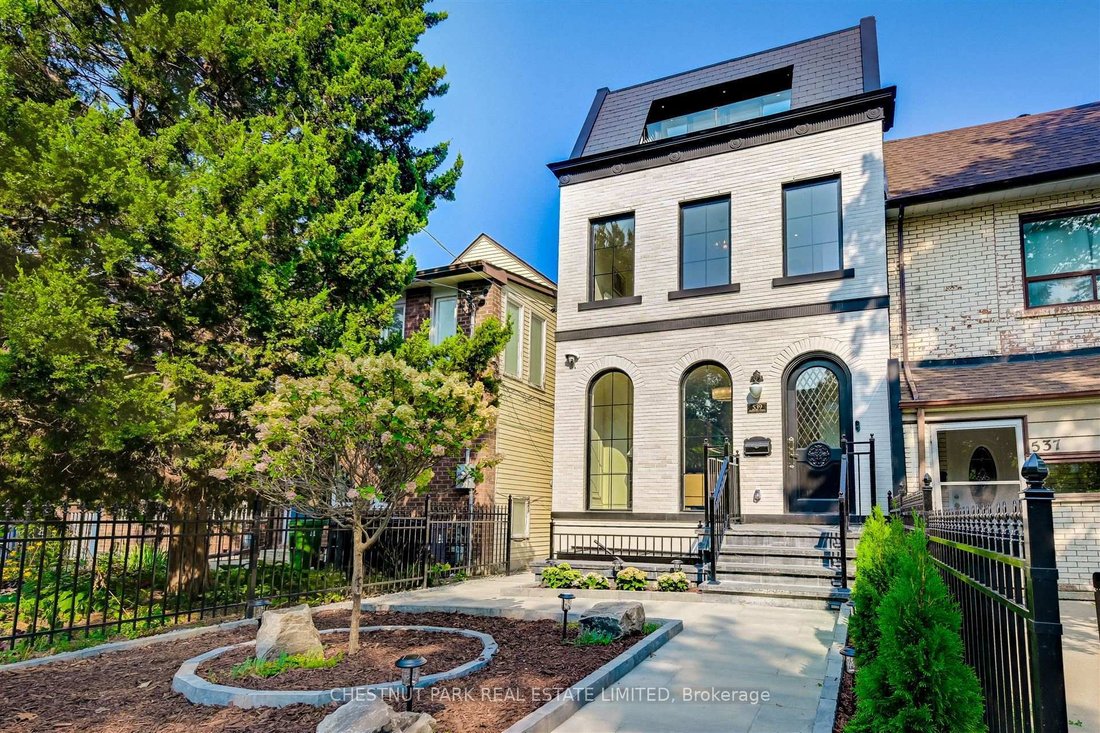 Toronto, Ontario, Canada 1 - 18371478