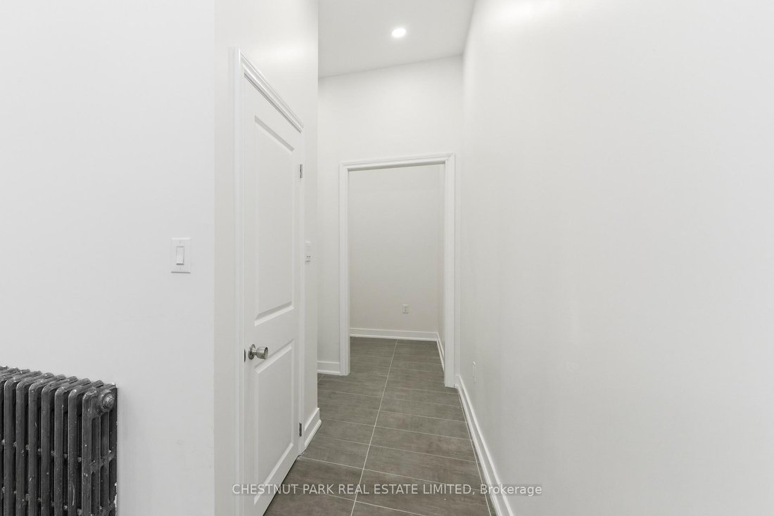 Toronto, Ontario, Canada 4 - 18371486