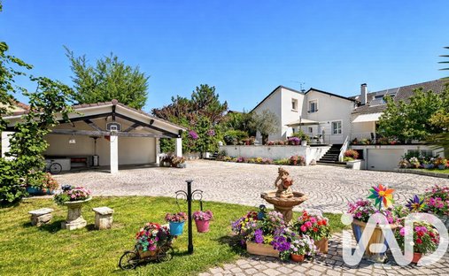 House in Chateau Gaillard, Dammarie-les-Lys, France 1