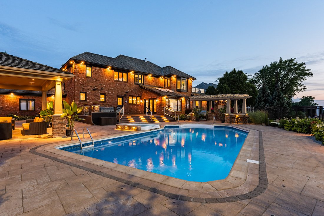 Estate in Hamilton, Ontario, Canada 5 - 18372213