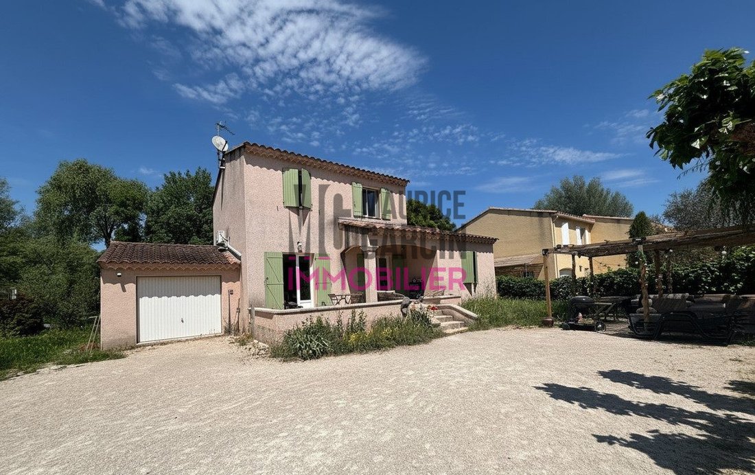 House in Centre Ville, Le Thor, France 1 - 18385475