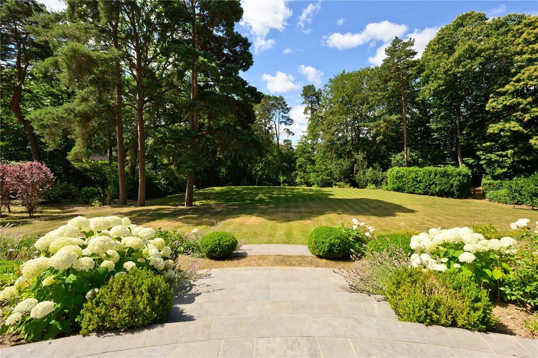 House in Brooklands, Elmbridge, England 2 - 18374042