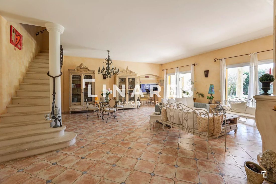 Estate in Village Ouest, Trets, France 4 - 18372688