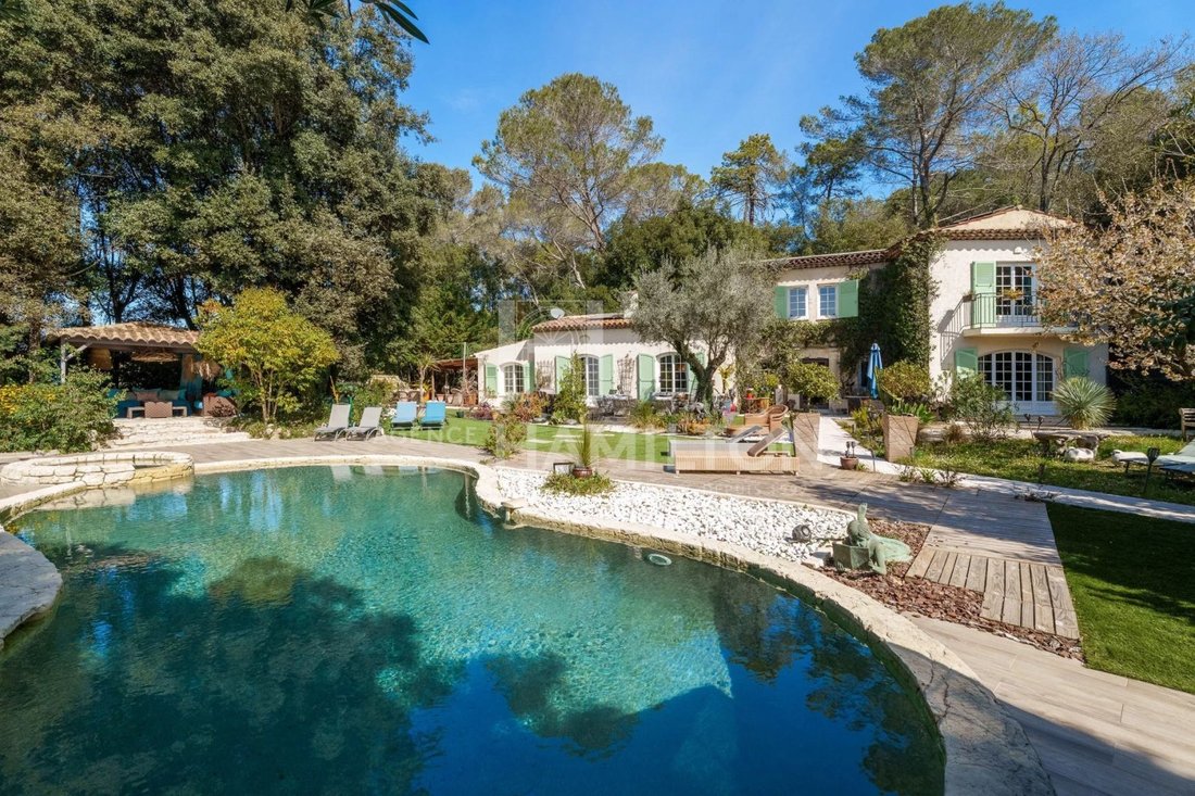 Villa in Nord, Roquefort-les-Pins, France 1 - 17992337