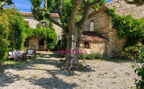 Country House in Althen-des-Paluds, Provence-Alpes-Côte d'Azur, France 1