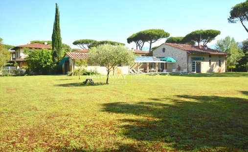 Villa in Pietrasanta, Tuscany, Italy 1