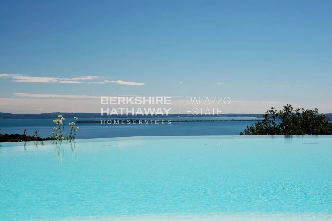 Apartment in Hill Zone, Padenghe sul Garda, Lombardy 1 - 18078606