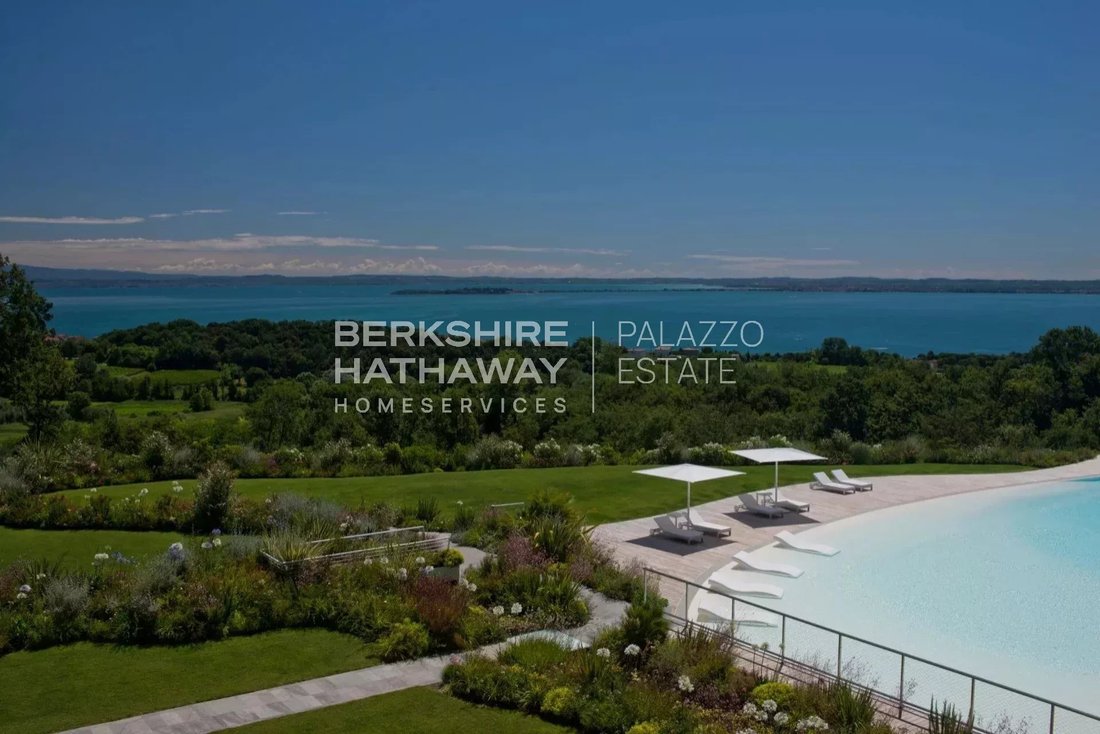 Apartment in Hill Zone, Padenghe sul Garda, Lombardy 1 - 18089809