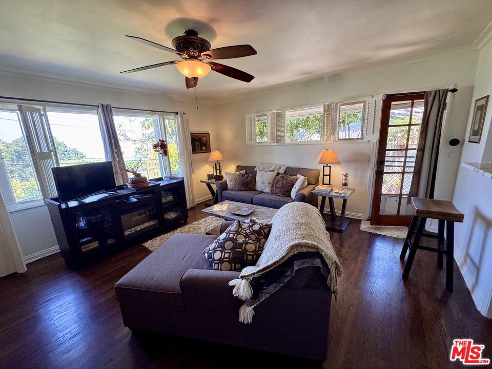 Los Angeles, California, United States 1 - 18382667