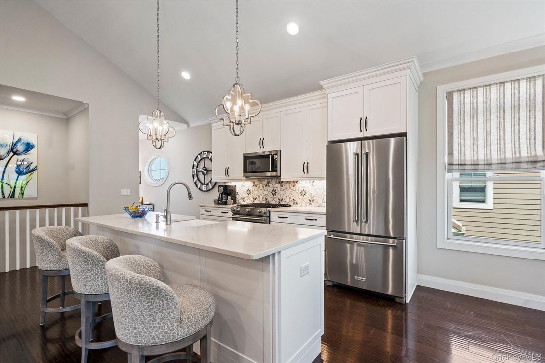 Condo in Plainview, New York, United States 5 - 18382598