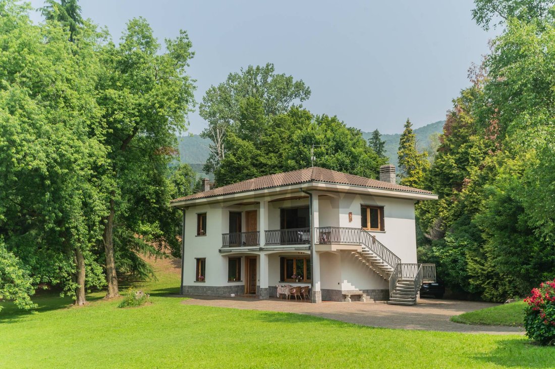 Villa in Saltrio, Lombardy, Italy 2 - 18384397
