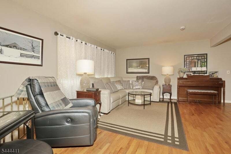 House in Wanaque Boro, NJ, United States 5 - 18384044