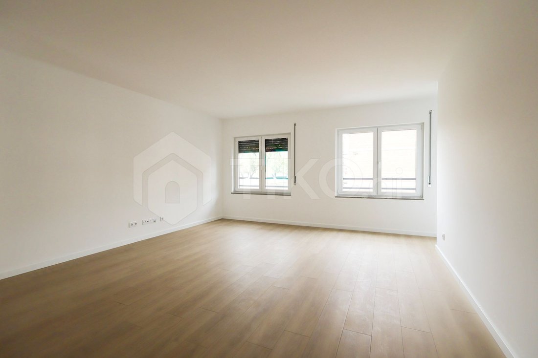 Apartment in Santo António dos Cavaleiros, Lisbon, Portugal 3 - 18380949