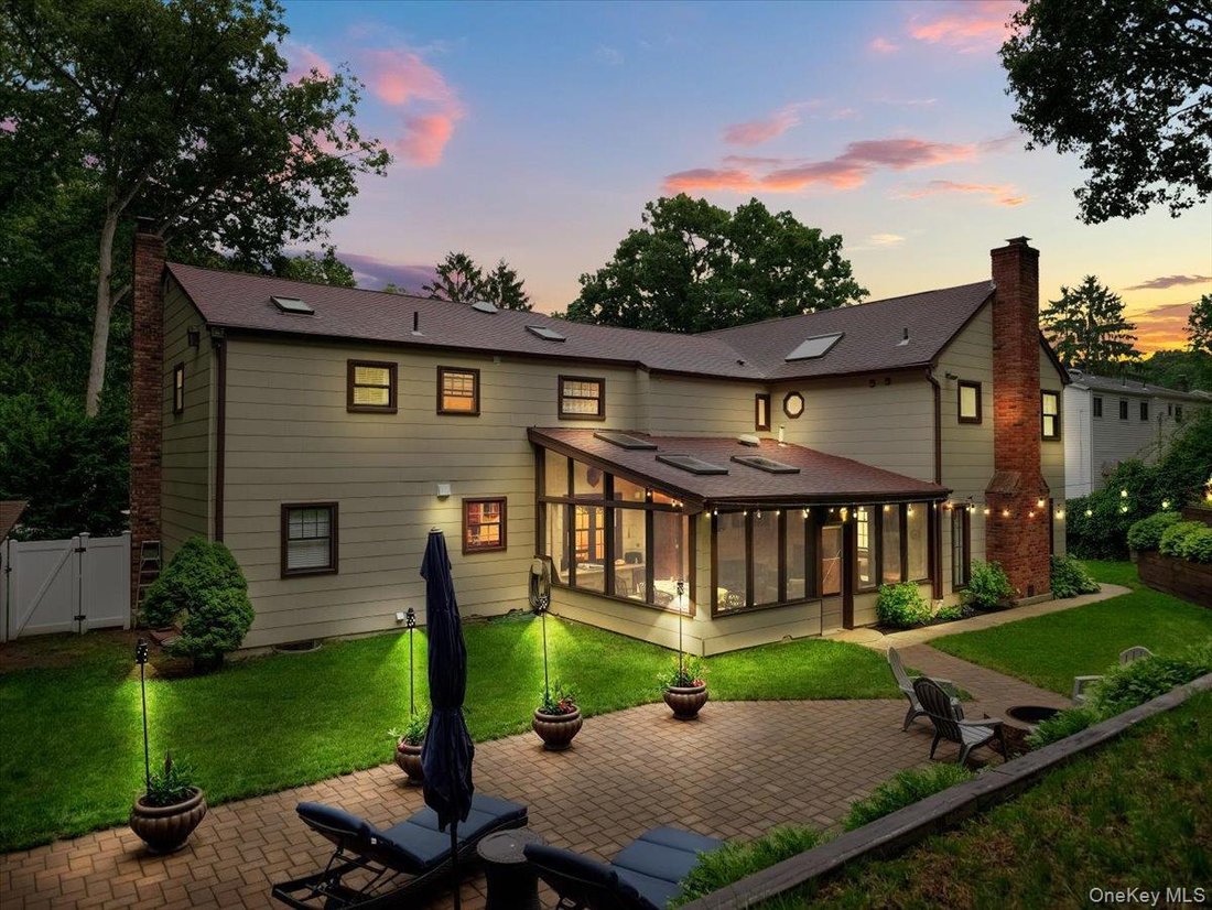 House in Smithtown, NY, United States 3 - 18384635