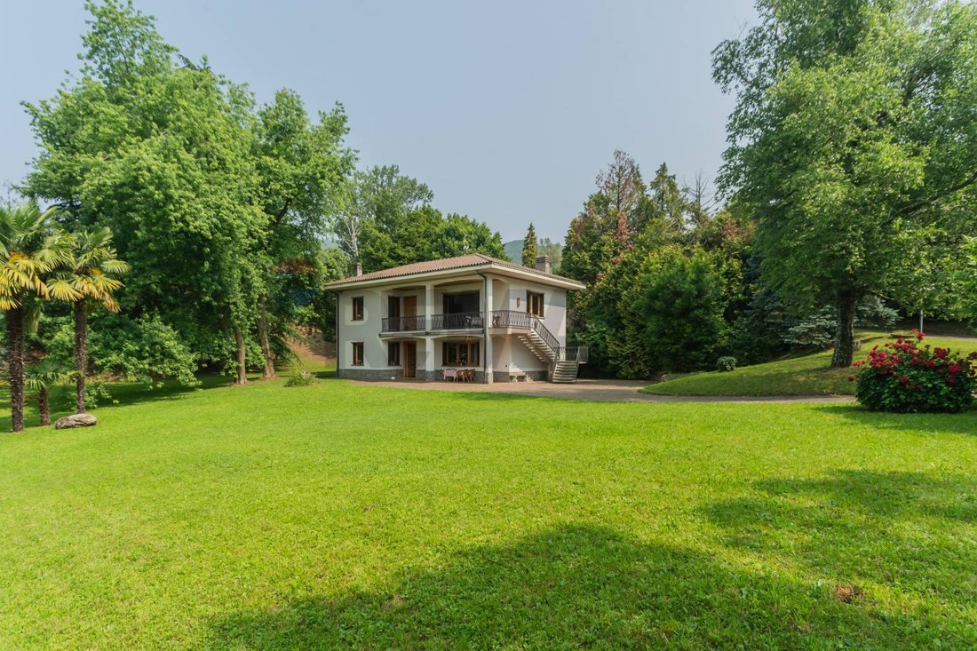 Villa in Saltrio, Lombardy, Italy 1 - 18384397