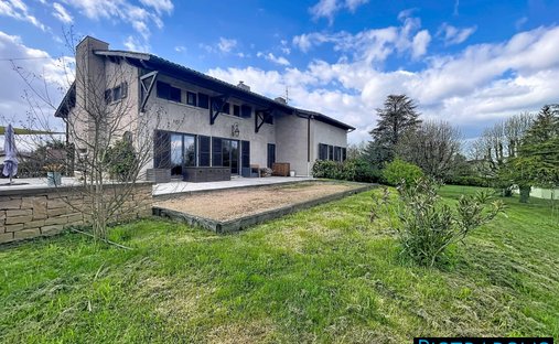 Villa in Saint-Jean-d'Ardières, Belleville-en-Beaujolais, France 1
