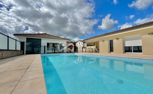 Villa in Mozac, Auvergne-Rhône-Alpes, France 1
