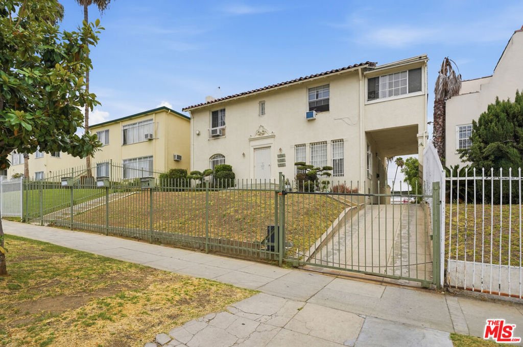 Los Angeles, California, United States 1 - 18377874