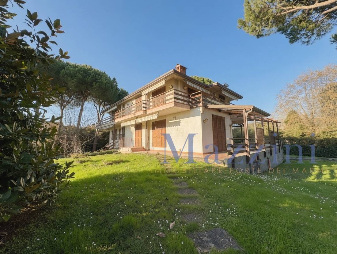 Villa in Ronchi, Massa, Italy 1 - 18384384