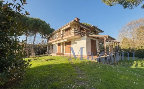 Villa in Ronchi, Massa, Italy 1