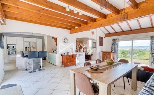 Haus in Grenay, Auvergne-Rhone-Alpen, Frankreich 1
