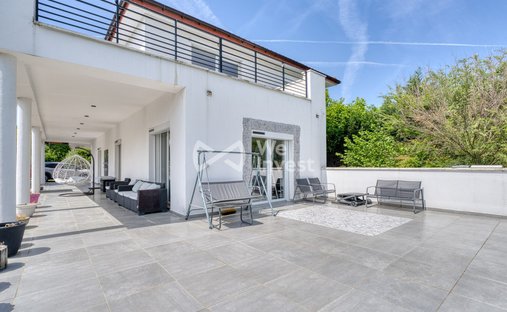 Villa in Saint-Laurent-de-Mure, Auvergne-Rhône-Alpes, France 1