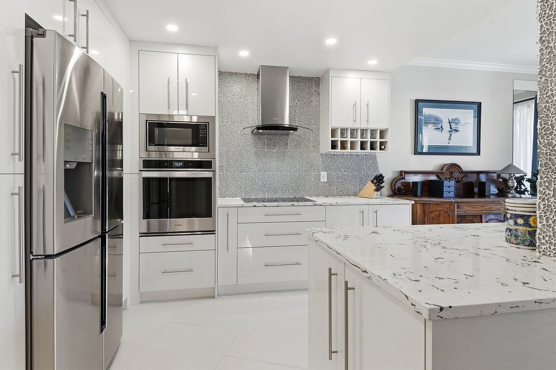 Condo in Surrey, British Columbia, Canada 2 - 18385983