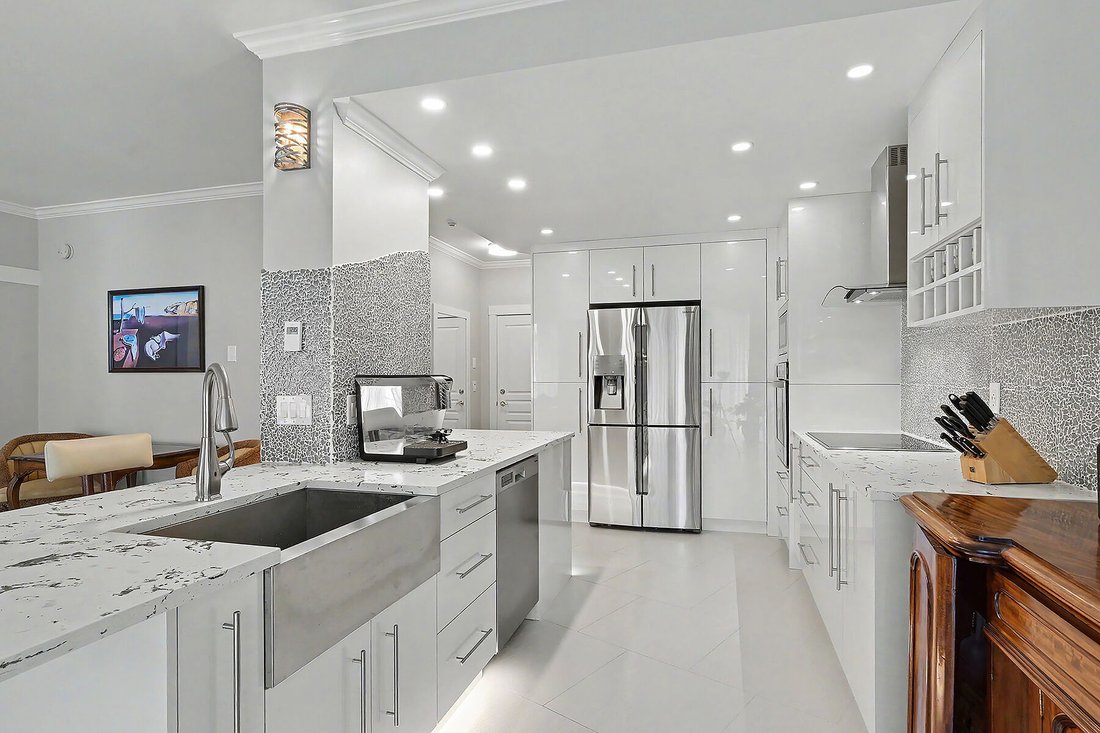 Condo in Surrey, British Columbia, Canada 4 - 18385983