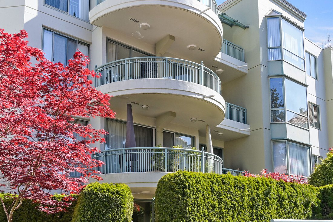 Condo in Surrey, British Columbia, Canada 1 - 18385983