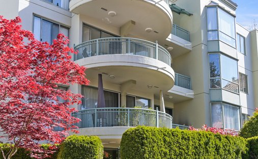 Condo in Surrey, British Columbia, Canada 1