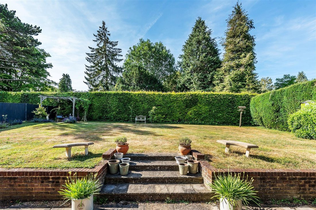 House in Hawks Hill, Fetcham, England 2 - 17722055