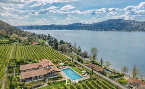 Villa a Angera, Lombardia, Italia 1