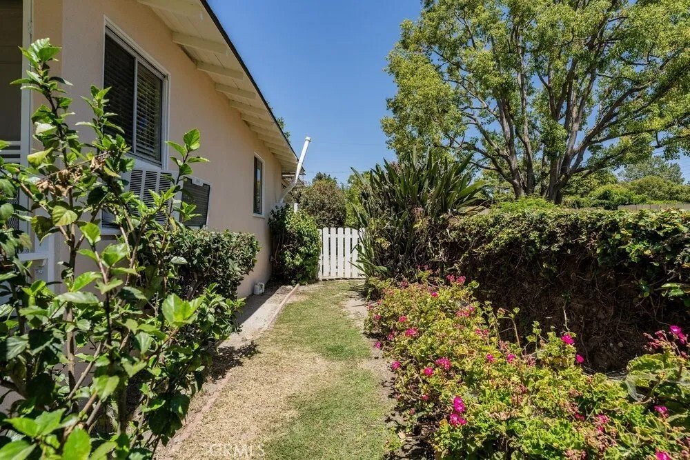 Burbank, California, United States 4 - 18386711