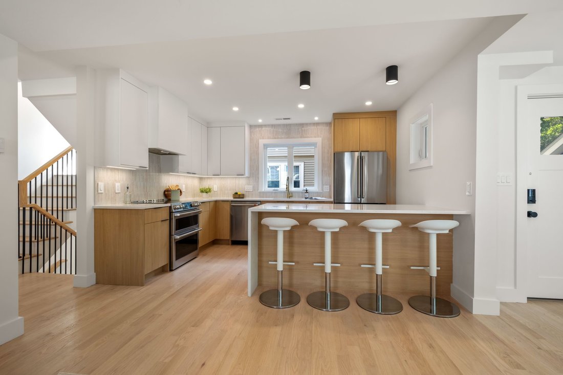 Condo in Arlington, Massachusetts, United States 3 - 18387491