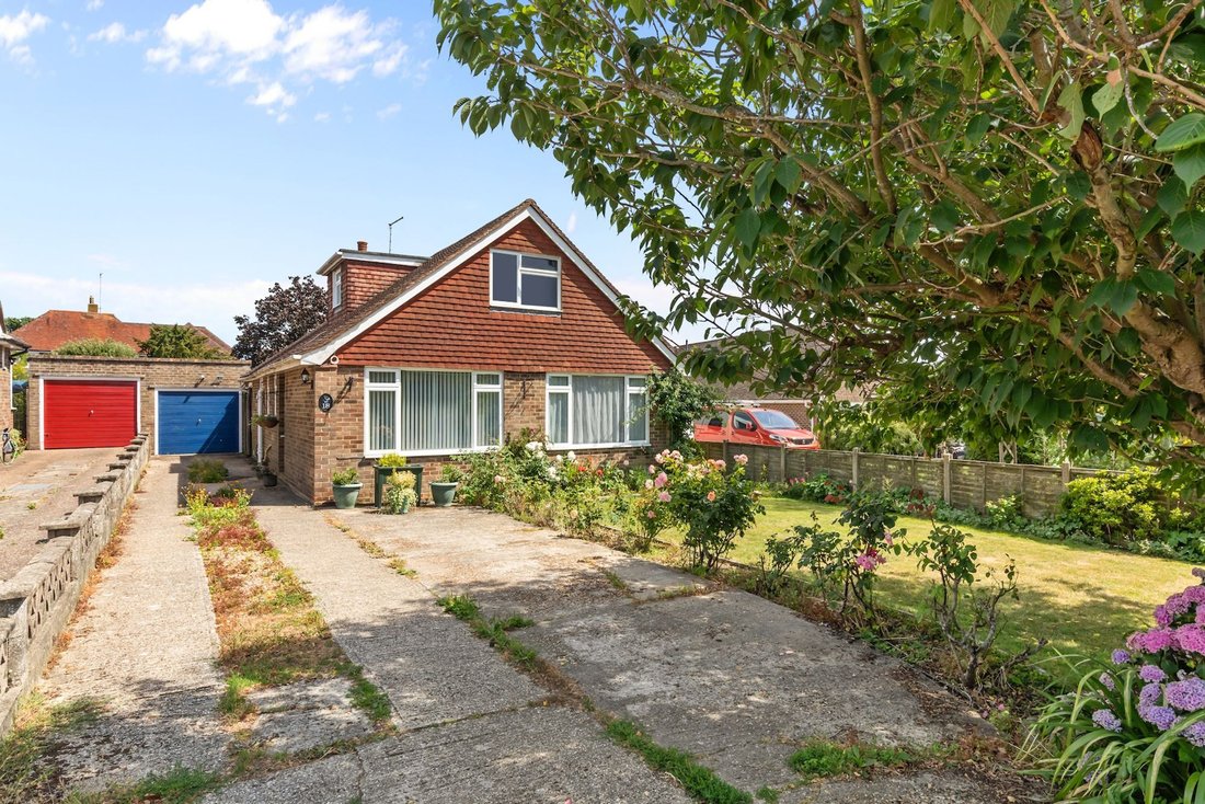 Bungalow in Cowfold, England 1 - 18387739