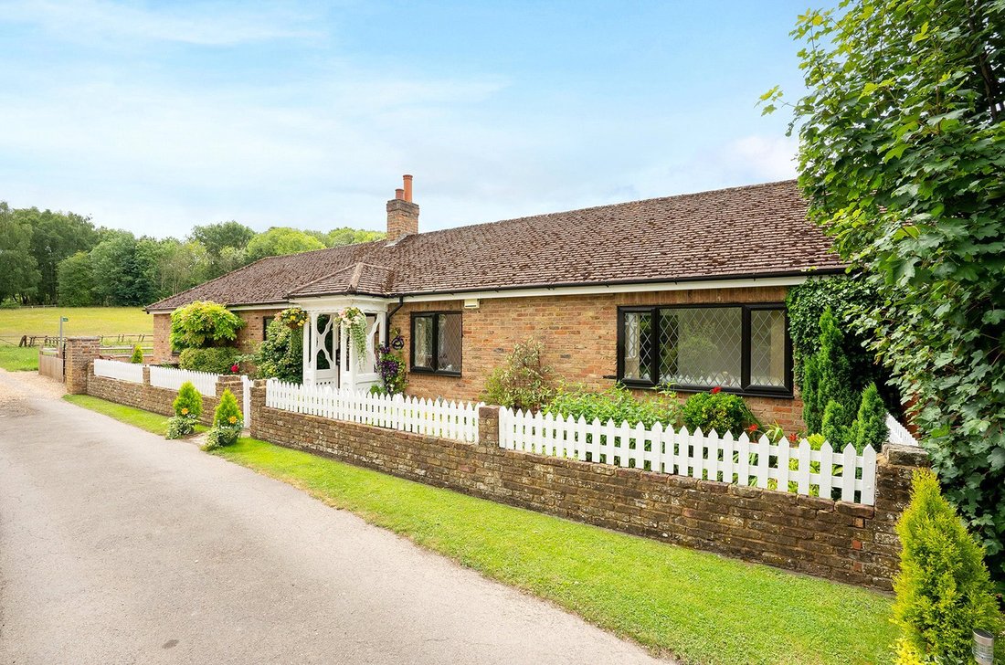 Bungalow in Gerrards Cross, England 2 - 18387571