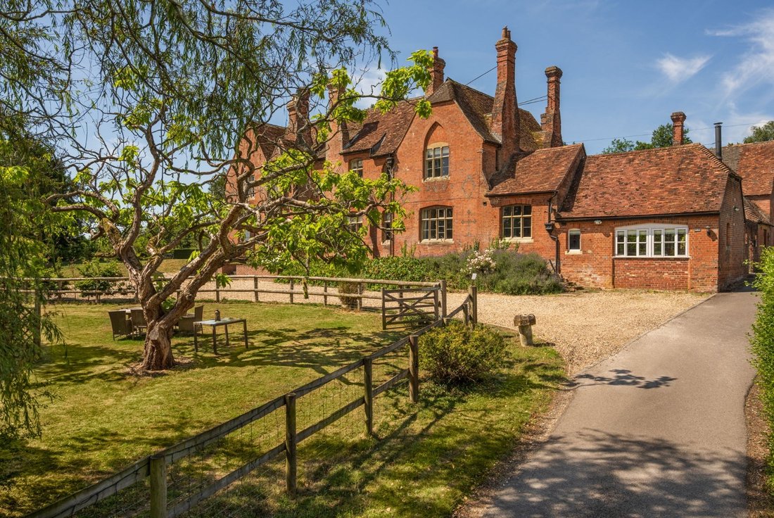 House in Compton, England 1 - 17175047