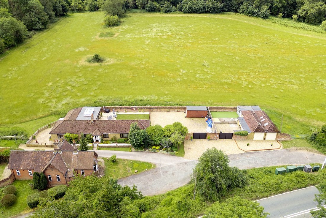 Bungalow in Gerrards Cross, England 1 - 18387571