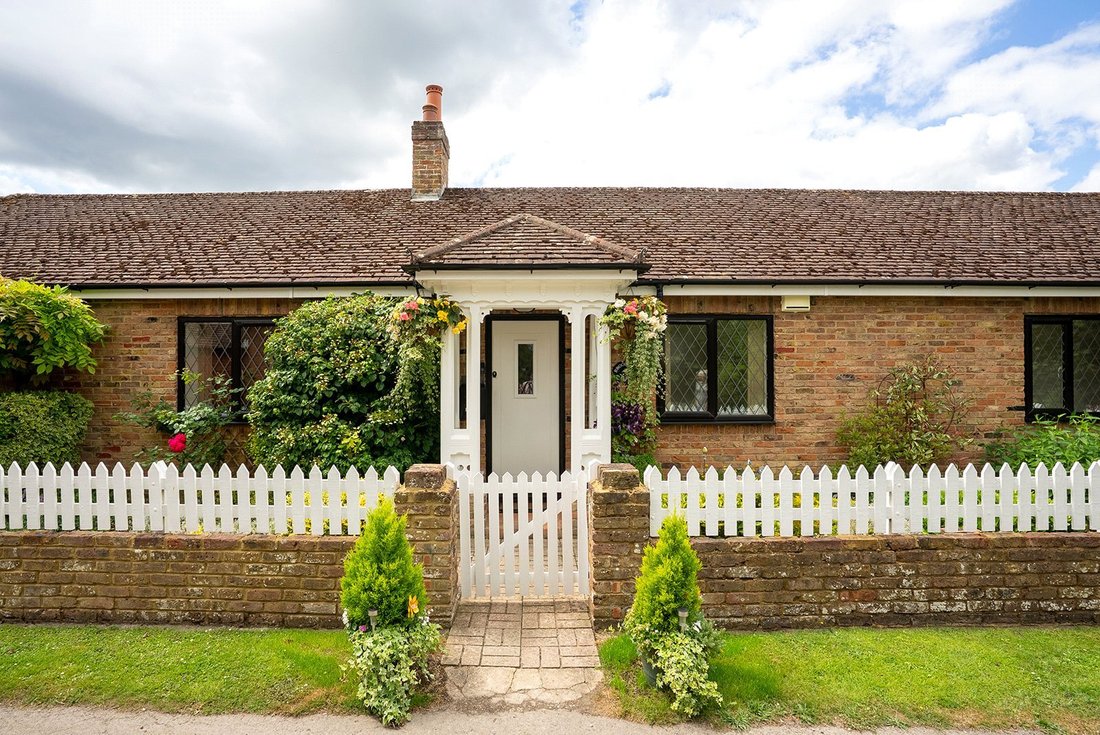 Bungalow in Gerrards Cross, England 3 - 18387571