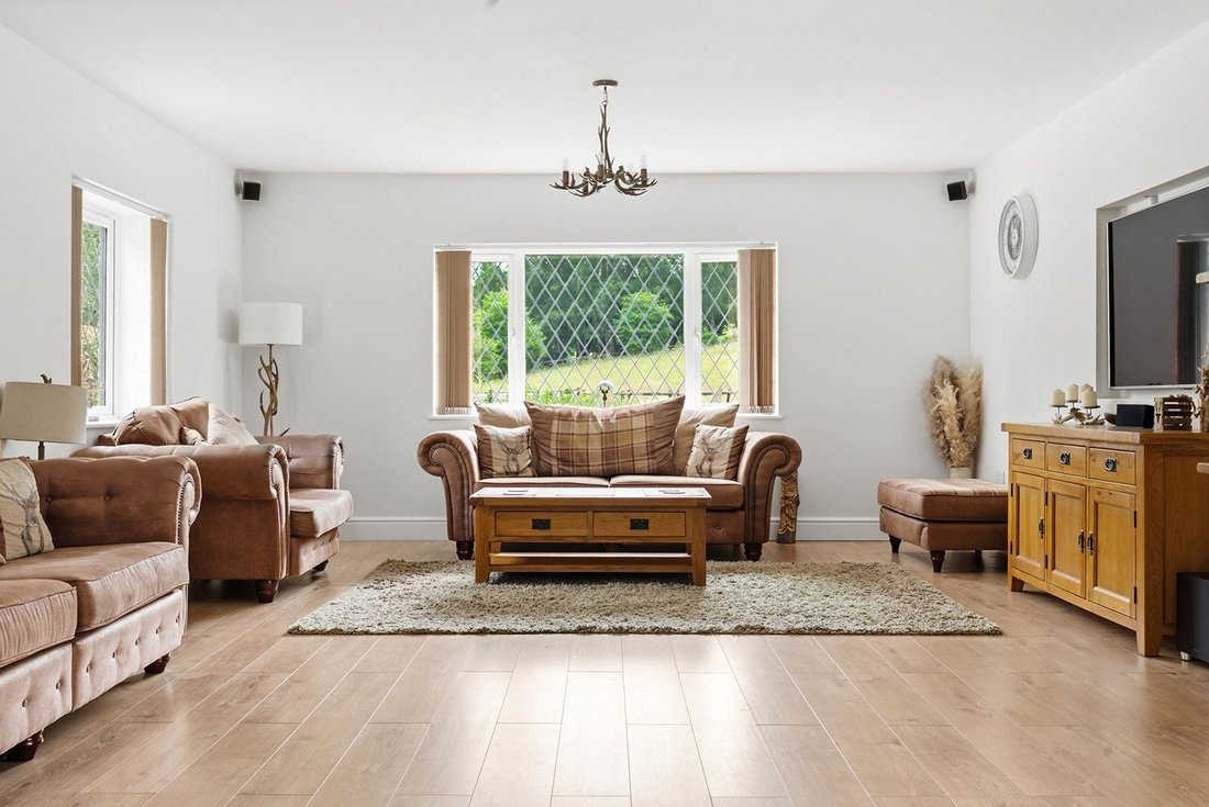 Bungalow in Gerrards Cross, England 5 - 18387571