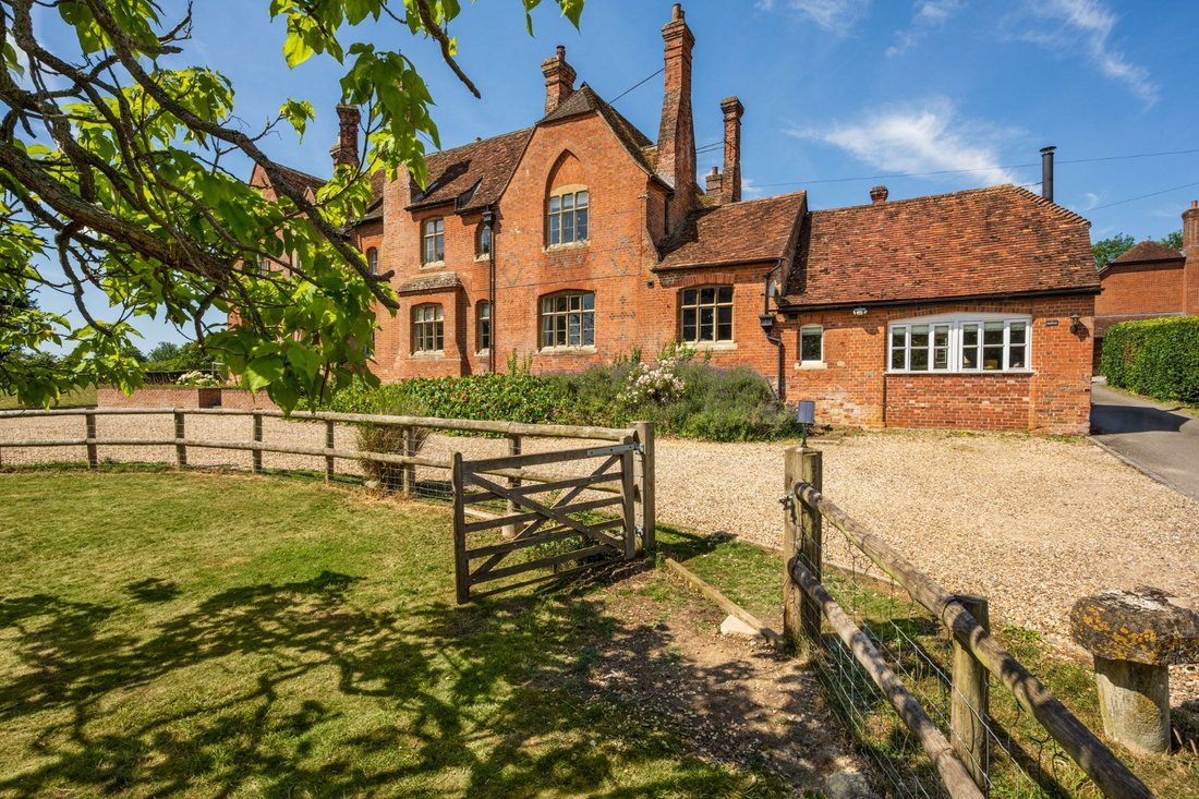 House in Compton, England 2 - 17175047