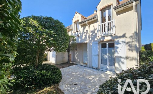 House in Fourqueux, Saint-Germain-en-Laye, France 1