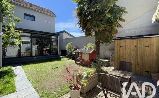 House in Village Doumer, Carrieres-sur-Seine, France 1