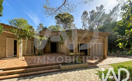 House in Jardins de la Fontaine, Nimes, France 1